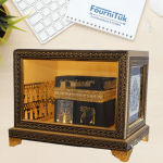 Maquette Décorative de la Kaaba sous Vitre – Modèle Carré Grand Format – Décoration Islamique Luxe